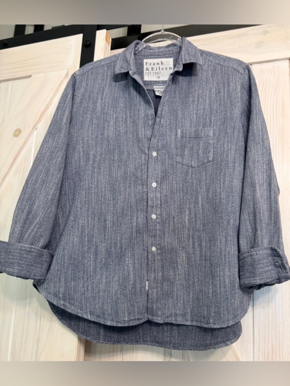 Frank & Eileen like new condition Eileen indigo Italian cotton button up shirt M